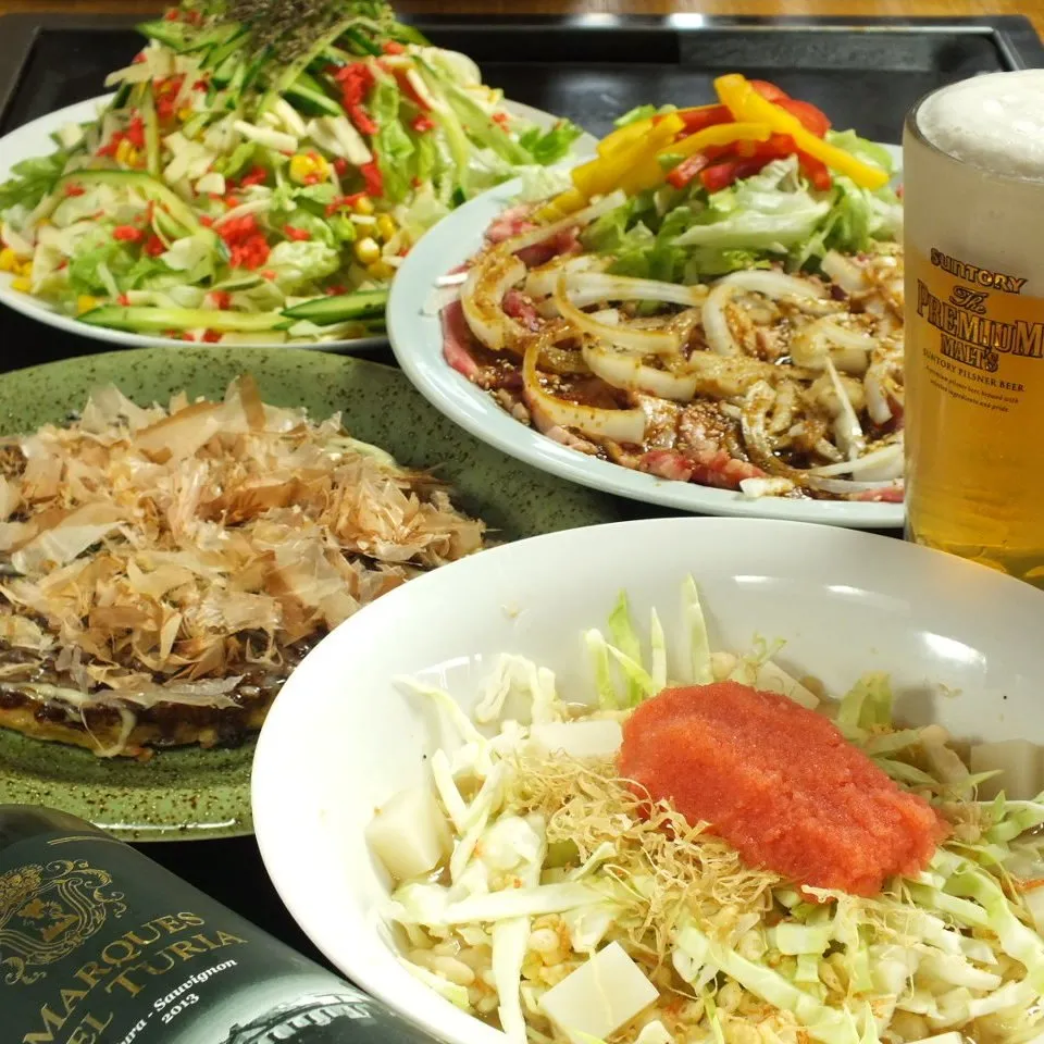 サラダや焼きそばなど一品料理の盛り合わせ