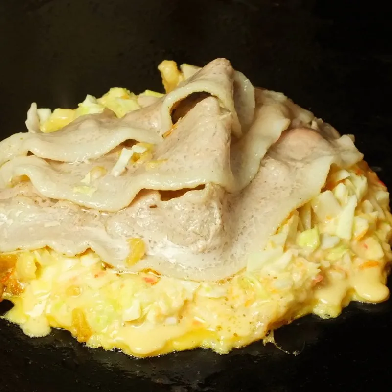 豚玉の作り方1：豚肉を焼き上げて生地にのせる