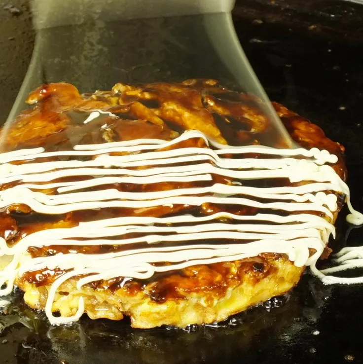 豚玉の作り方4：マヨネーズをかける