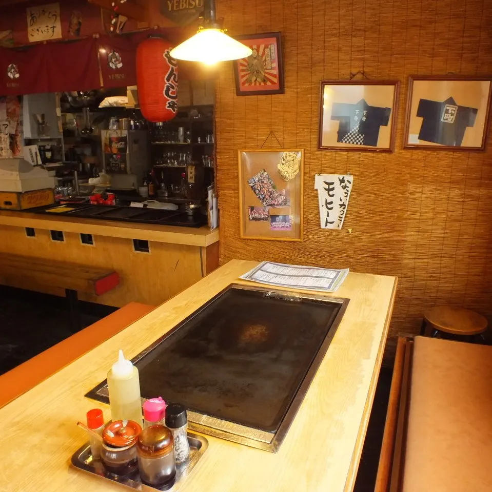 鉄板付きテーブル席が並ぶ店内