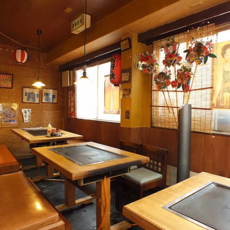 下町の雰囲気が漂う店内のテーブル席