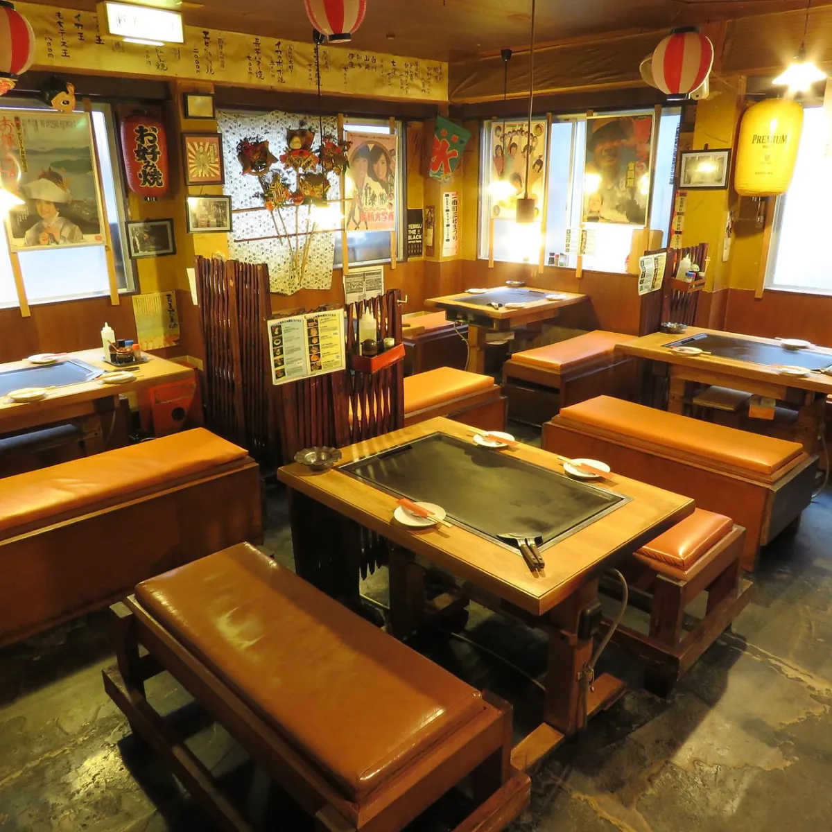 提灯が灯る祭りをイメージした店内